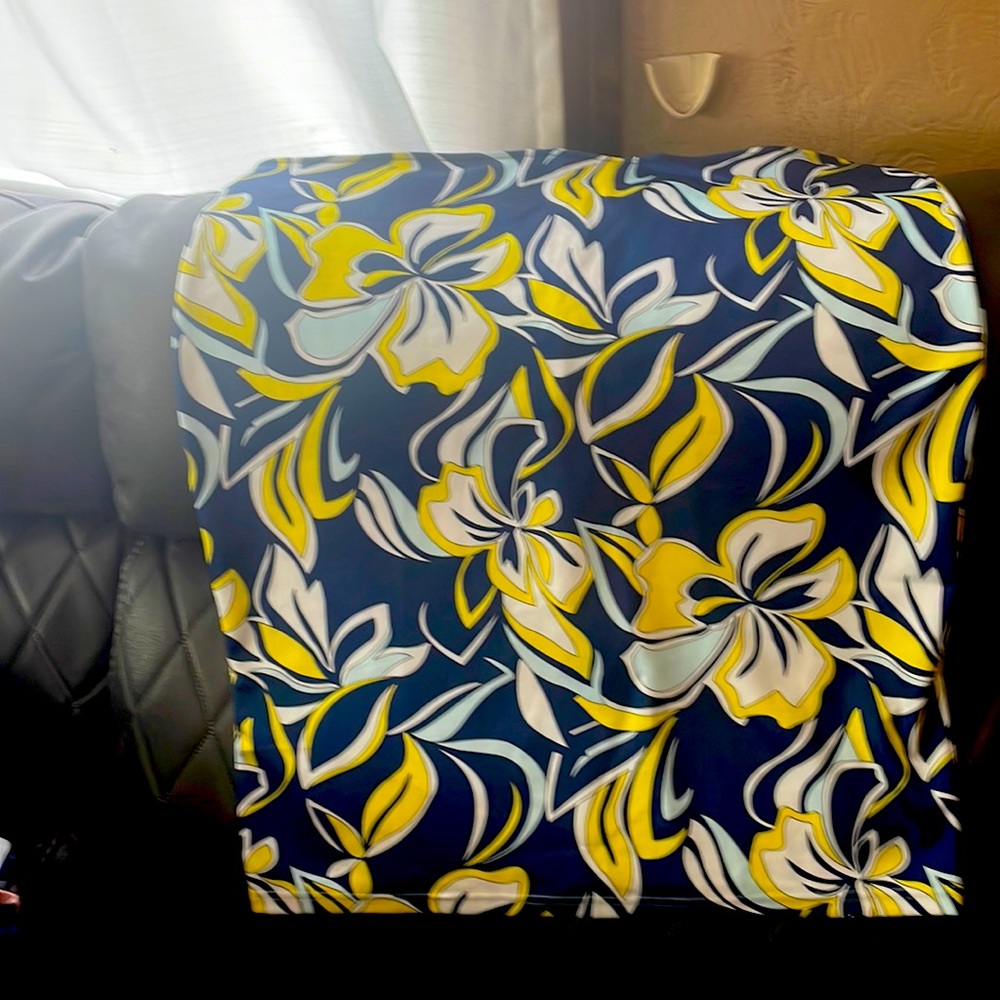 Multi colored pencil skirt. Size XL,?runs small. Comes to the knee.